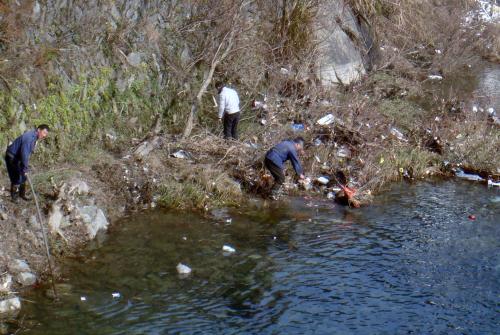 河道垃圾清理是要提升社区环境